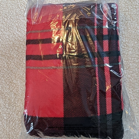 Victoria's Secret Plaid Sherpa Blanket NIP - Picture 5 of 5